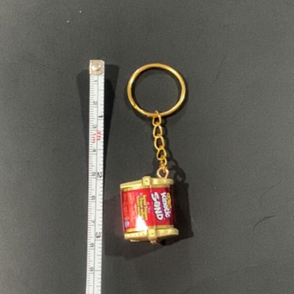 Kinetic Sand Treasure Chest Keychain – Pocket-Sized Discovery - Picture 8 of 9